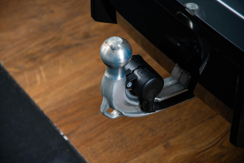 Trekhaak met elektrisch wegklapbare kogel