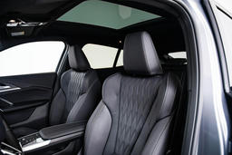 Sportstoelen voor bestuurder en voorpassagier.