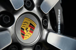 Wielnaafafdekkingen met gekleurd Porsche embleem