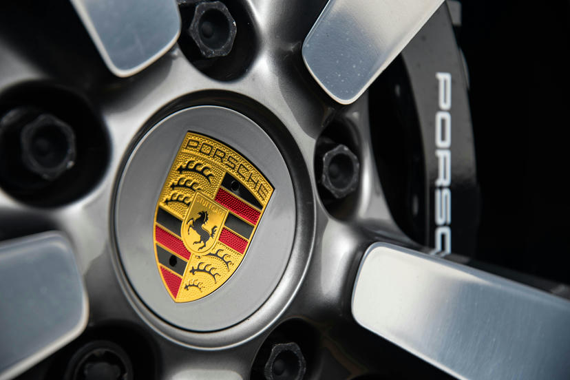 Wielnaafafdekkingen met gekleurd Porsche embleem