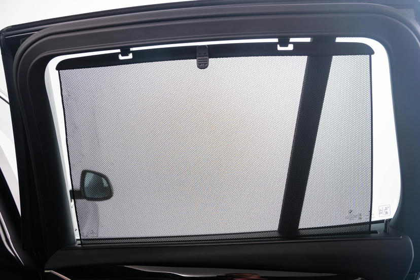 Handbediende zonneschermen voor achterportierruiten