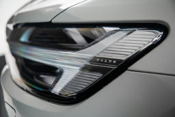 Full-LED Active High Beam koplampen met adaptieve bochtverlichting, extra hoge lichtopbrengst en koplampreinigingsinstallatie