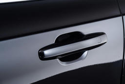 Keyless Drive met remote tag, handsfree achterklep openen en verlichte portiergrepen met grondverlichting