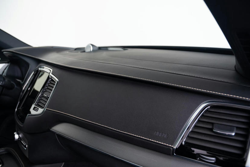 Inscription met leder beklede bovenzijde dashboard en portierpanelen incl. contraststiksel in de kleur Umbra (interieur Charcoal of Blond/Charcoal) of Light Amber (interieur Amber/Charcoal of R-Design) (alleen i.c.m. 170 Zongordijnen geïntegreerd in de ac