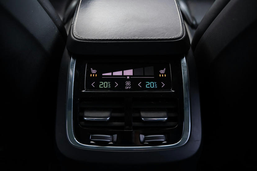 Verwarmbare zittingen buitenste zitplaatsen tweede zitrij