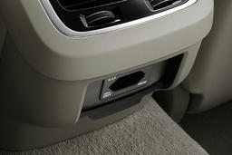 230 volt aansluiting aan achterzijde middenconsole