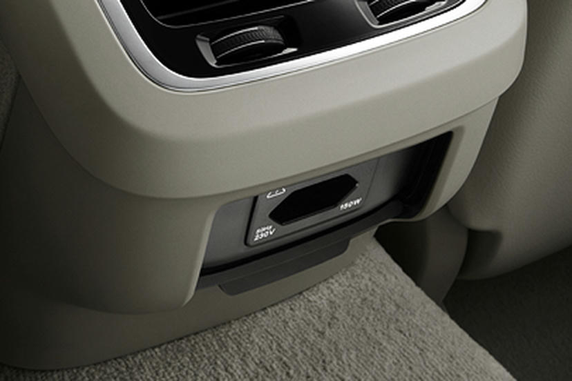 230 volt aansluiting aan achterzijde middenconsole