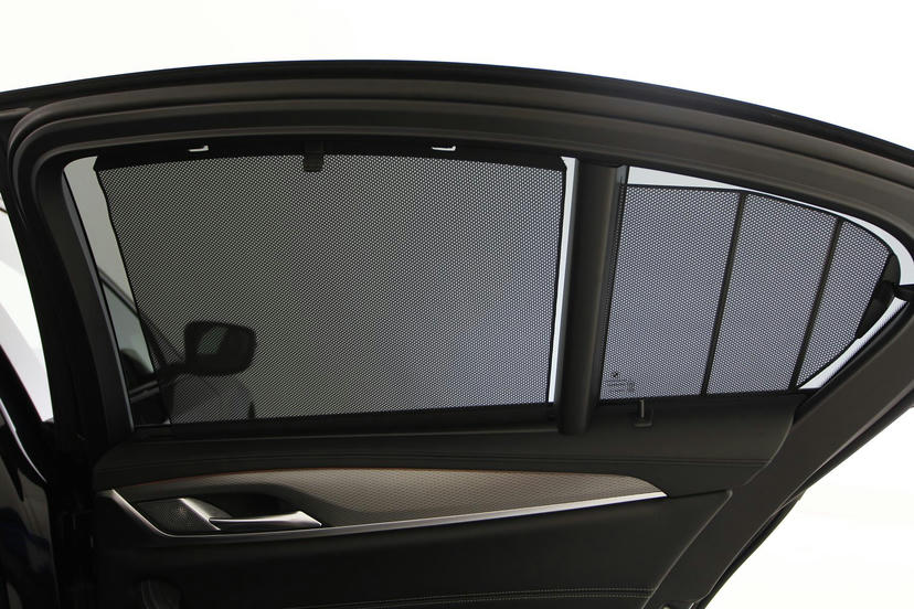 Handbediende zonneschermen voor achterportierramen