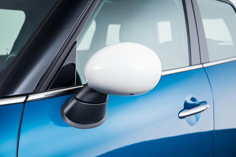 Dak en buitenspiegelkappen in wit (Aspen White) uitgevoerd