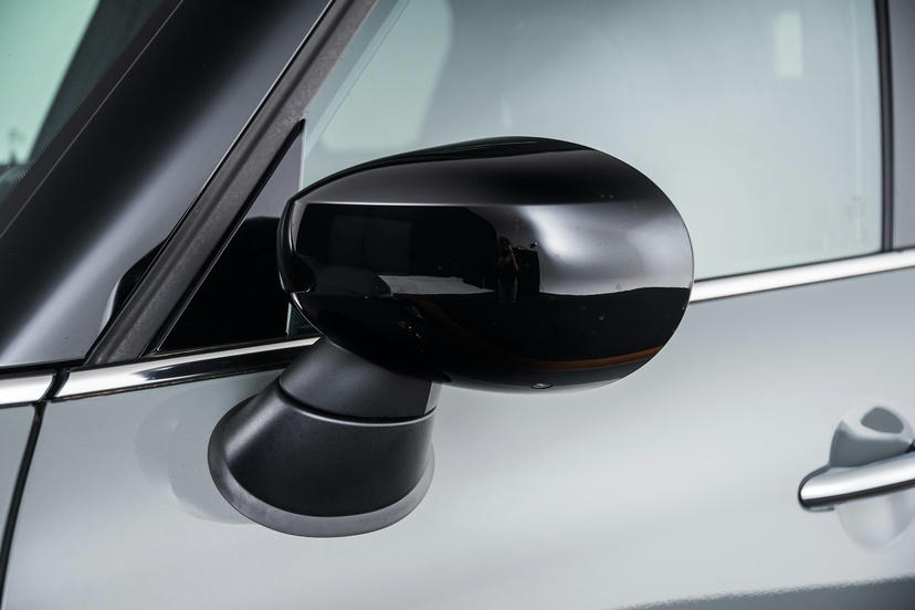 Dak en buitenspiegelkappen in zwart (Jet Black) uitgevoerd