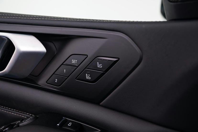 Massagefunctie voor beide voorstoelen.