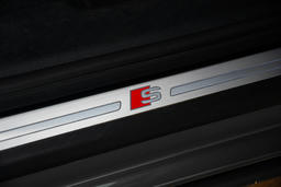 Instaplijsten in aluminium, verlicht inclusief S line logo