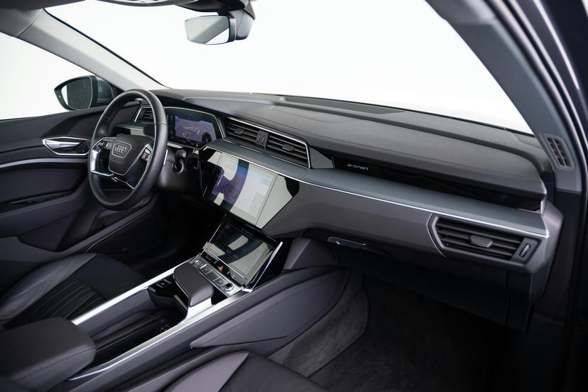 Dashboard en Interieurelementen in mono.pur