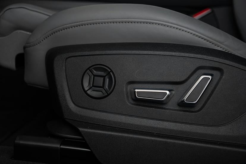 Stoelen vóór, elektrisch verstelbaar met geheugenfunctie voor de bestuurdersstoel