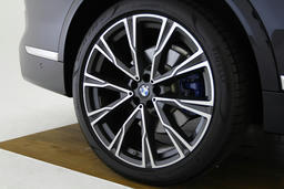 22 inch BMW Individual lichtmetalen wielen Y-spaak (styling 758) in Bi-colour Orbit Grey.