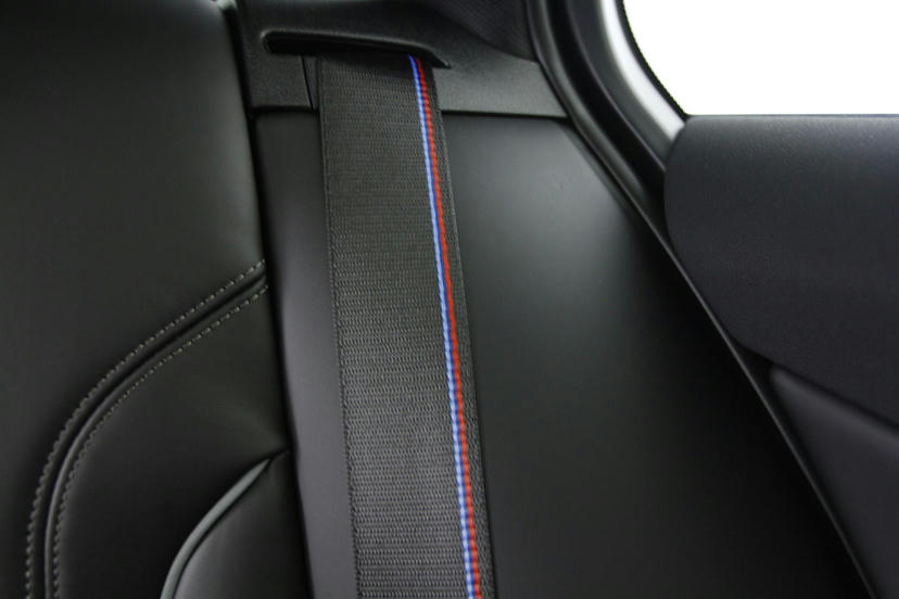 Veiligheidsgordels voorin voorzien van M striping