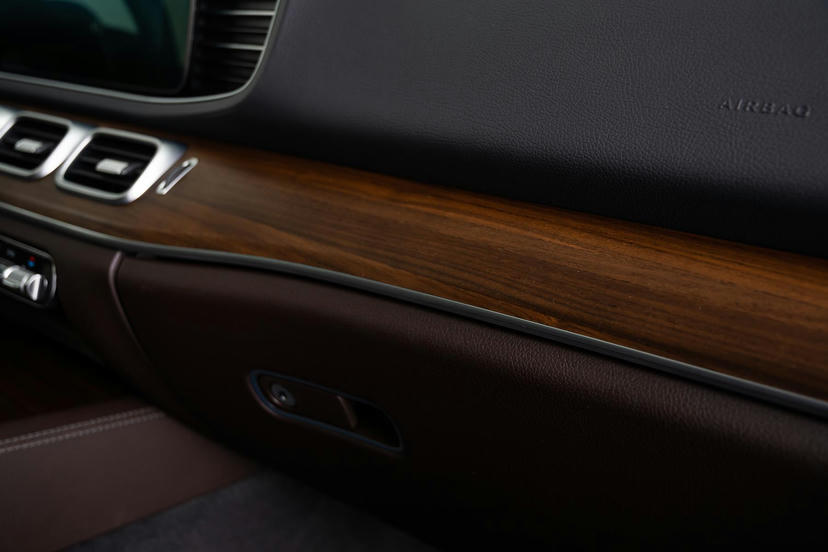 Openporig walnotenhout bruin