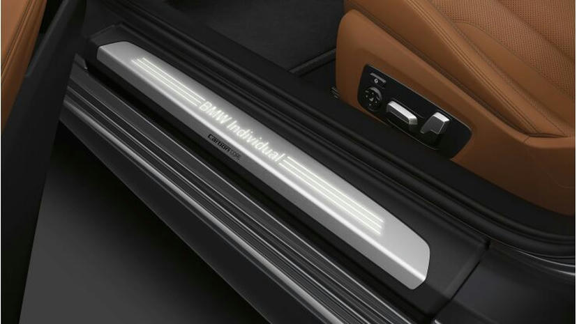 Instaplijsten met BMW Individual opschrift.