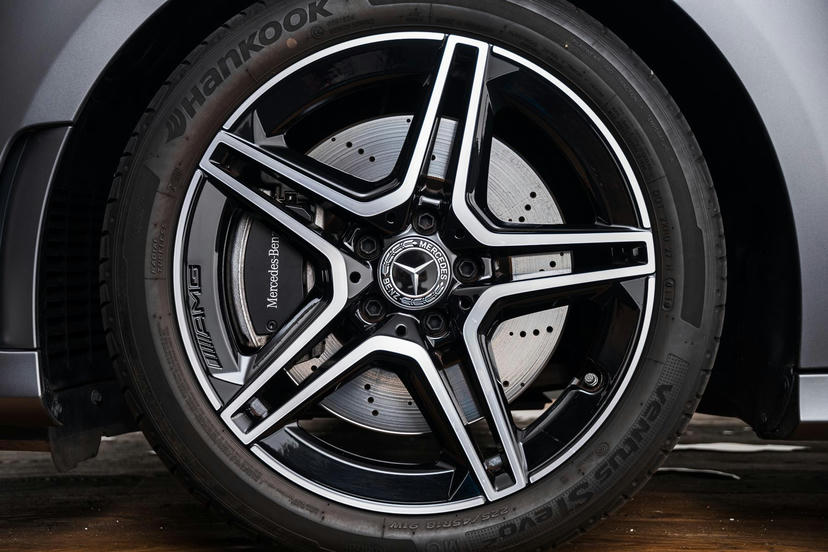 45,7 cm (18 inch) vijf-dubbelspaaks lichtmetalen AMG-velgen