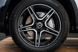 48,3 cm (19 inch) vijf-dubbelspaaks lichtmetalen AMG-velgen