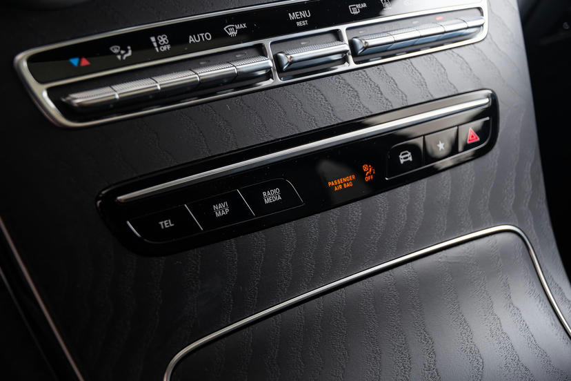 Middenconsole in openporig essenhout zwart/dwarsgeslepen licht aluminium