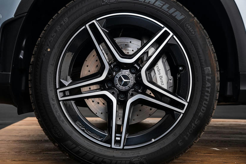 48,3 cm (19 inch) vijf-dubbelspaaks lichtmetalen AMG-velgen 