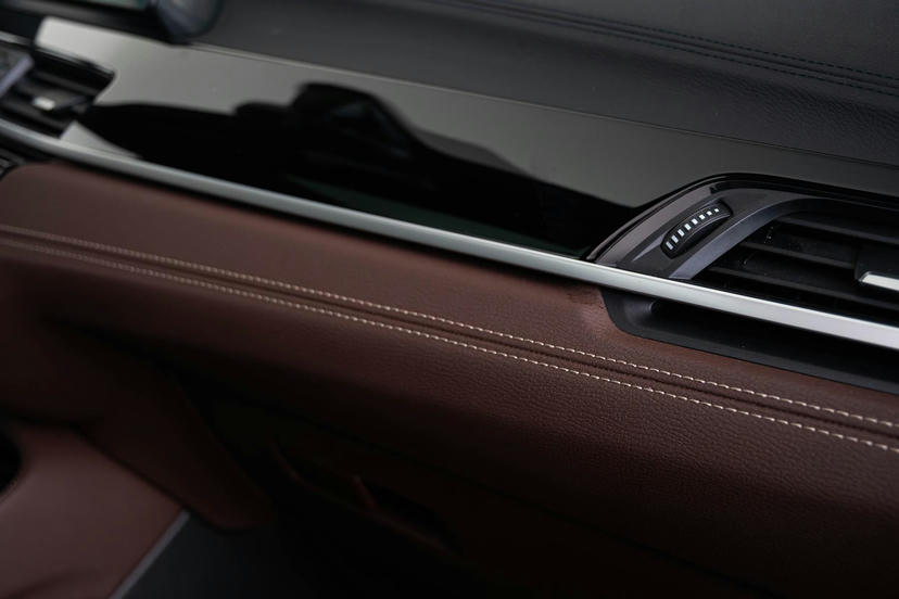 Interieurlijsten Schwarz hoogglans + accentlijsten Pearl chroom