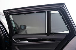 Handbediende zonneschermen voor achterportierramen Touring