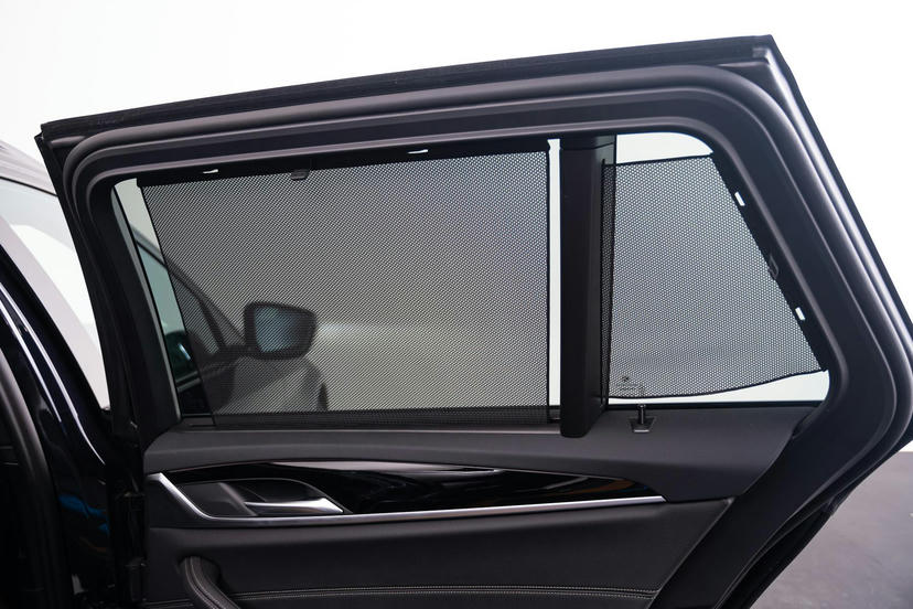 Handbediende zonneschermen voor achterportierramen Touring